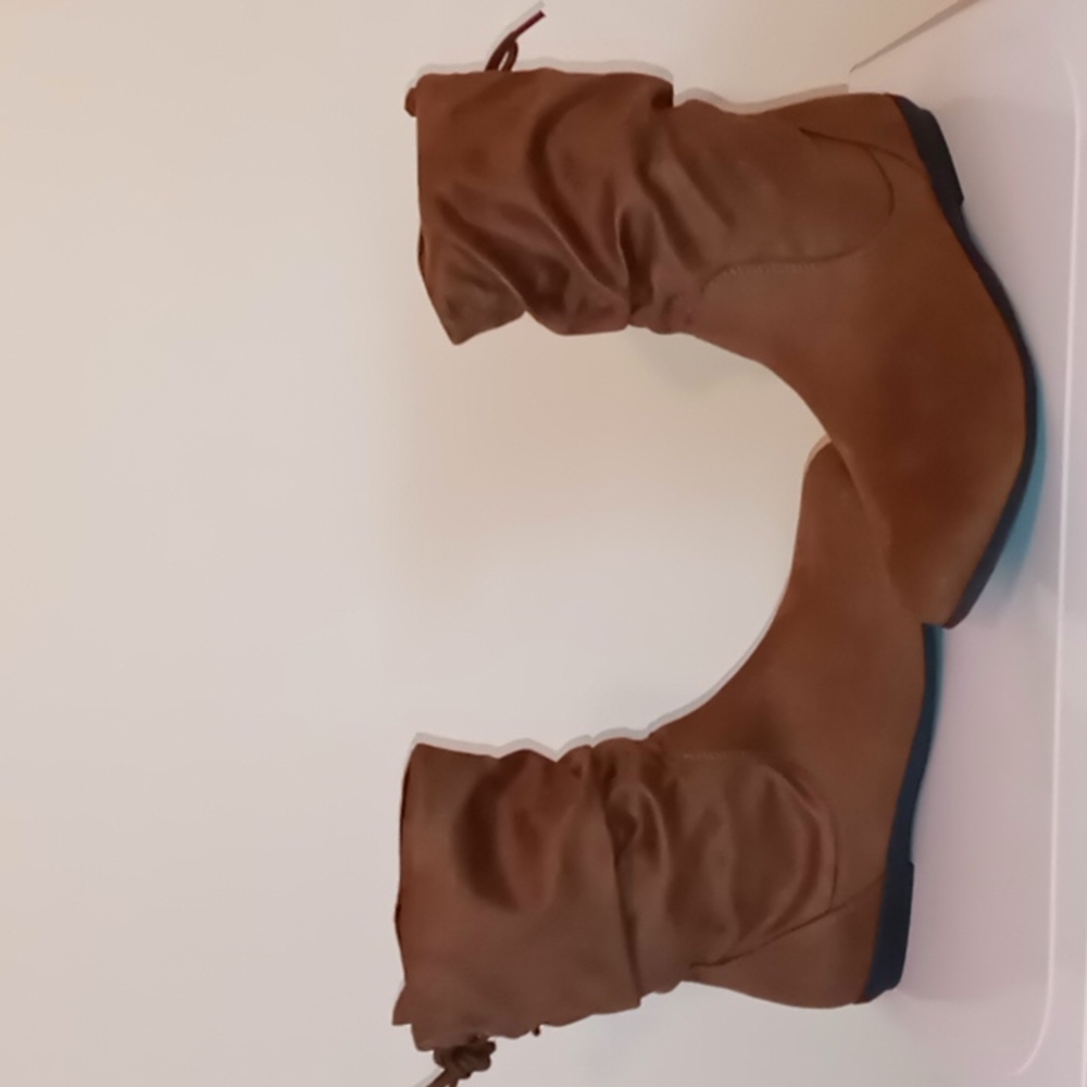 Size 7 American Eagle Booties. Will look great with any outfit.